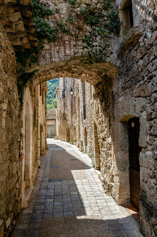 Arche et vieilles pierres à Saint-Guilhem-le-Désert Arche et vieilles pierres à Saint-Guilhem-le-Désert dans l'Hérault