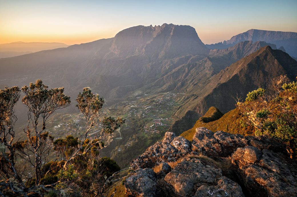 Lever de soleil sur le cirque de Salazie Lever de soleil sur le cirque de Salazie, La Réunion