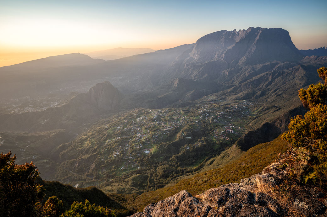 Le cirque de Salazie et le piton des Neiges au lever du soleil Le cirque de Salazie et le piton des Neiges au lever du soleil