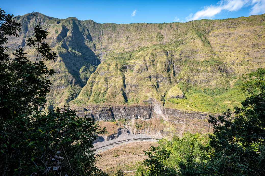Falaise du cirque de Mafate et rivière des Galets, La Réunion