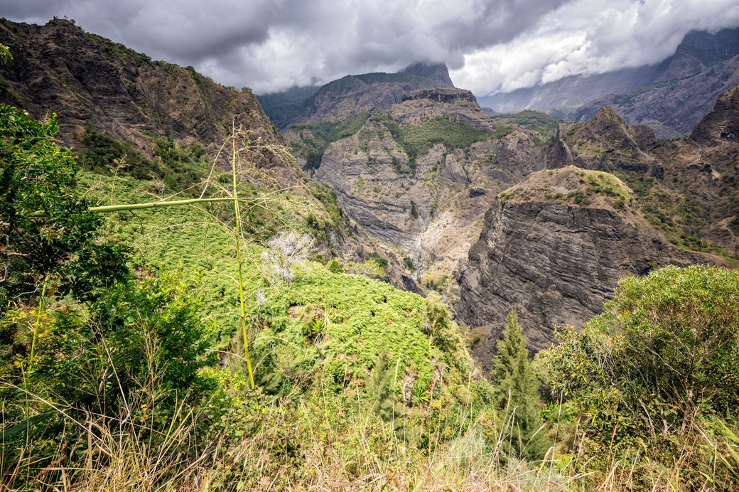 Le cirque de Mafate sous les nuages, La Réunion