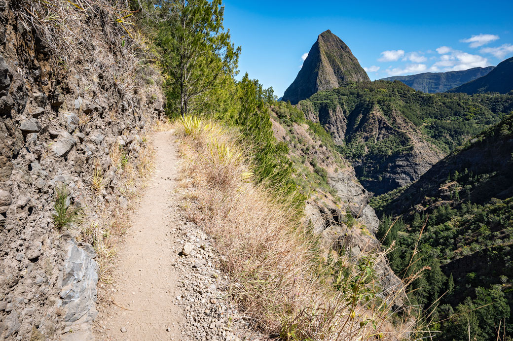 Sentier avec vue sur le piton Cabris près de l'Îlet à Bourse