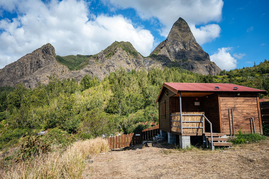 Le relais de Grand Place sous le piton des Calumets
