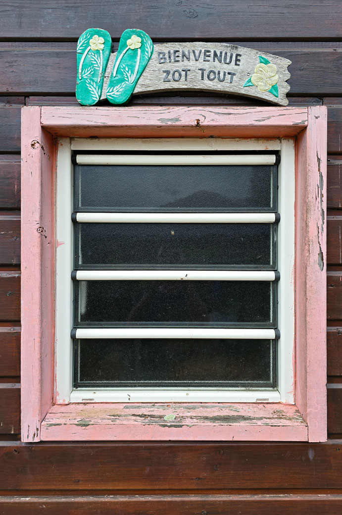 Fenêtre du gîte le Poinsettia à Aurère