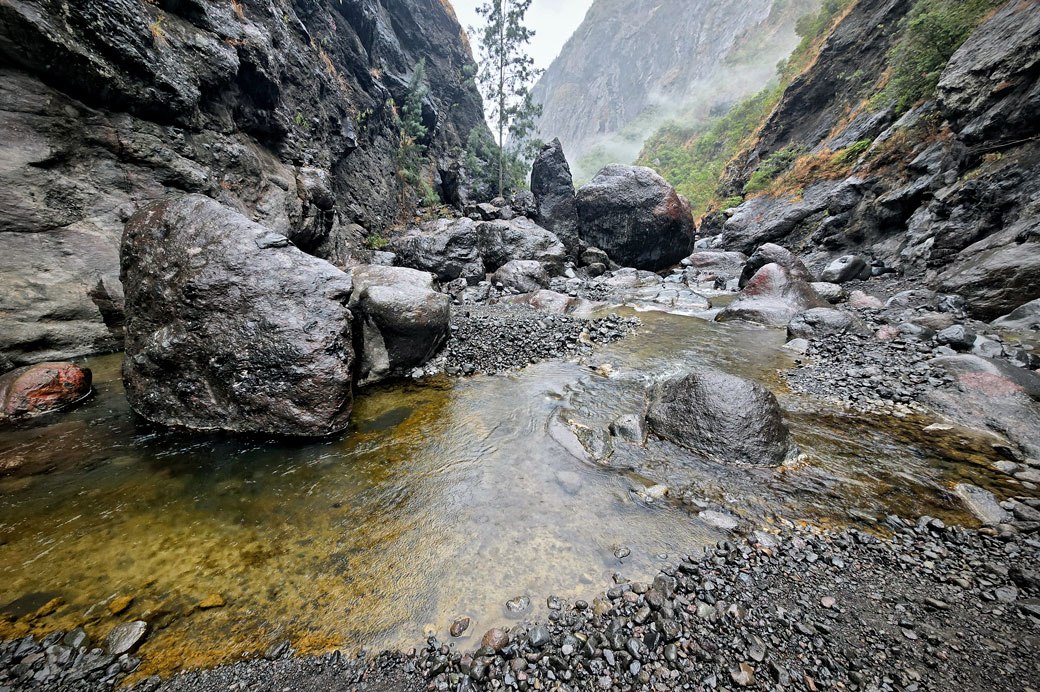 Gros rochers dans la rivière des Galets à fond Mafate