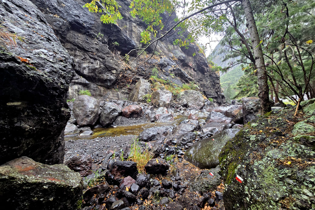 GR R2 à fond Mafate au bord de la rivière des Galets