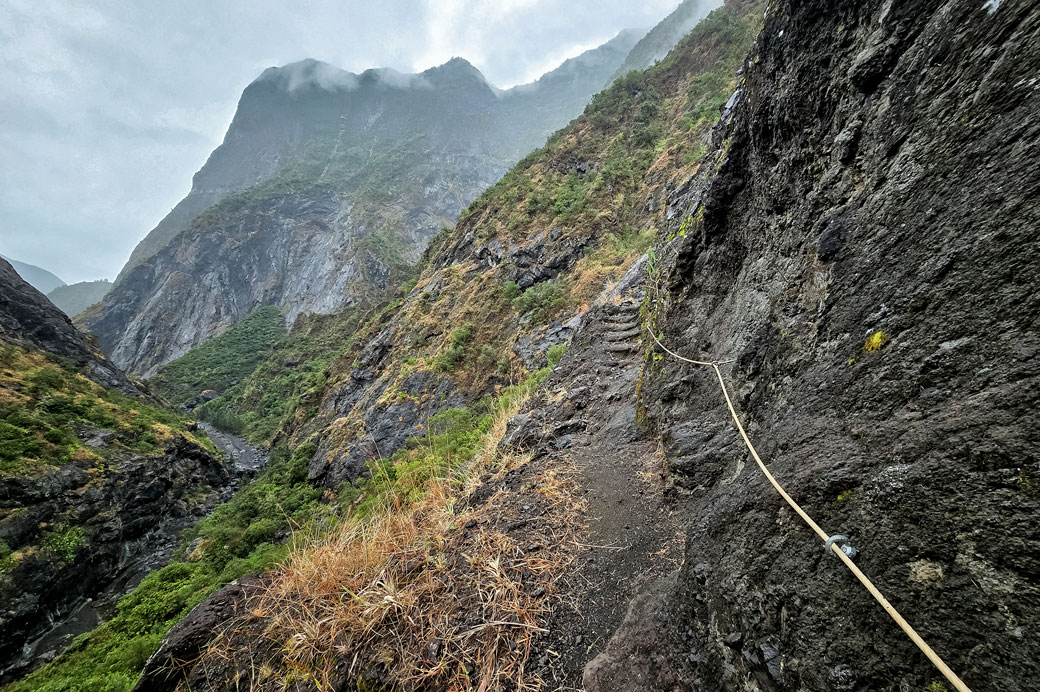 GR R2 sous la pluie entre Roche Plate et La Nouvelle