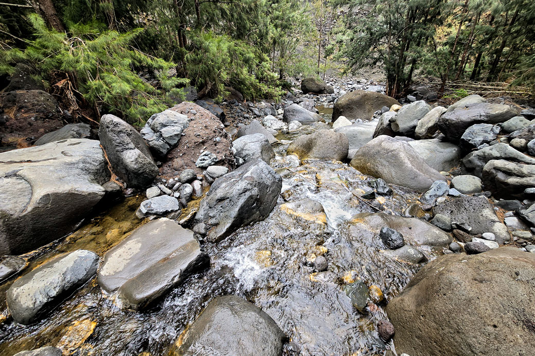 Gros rochers dans la rivière des Galets dans le cirque de Mafate