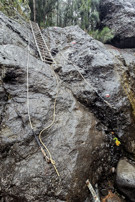 Échelle, cordes et rochers entre Roche Plate et La Nouvelle