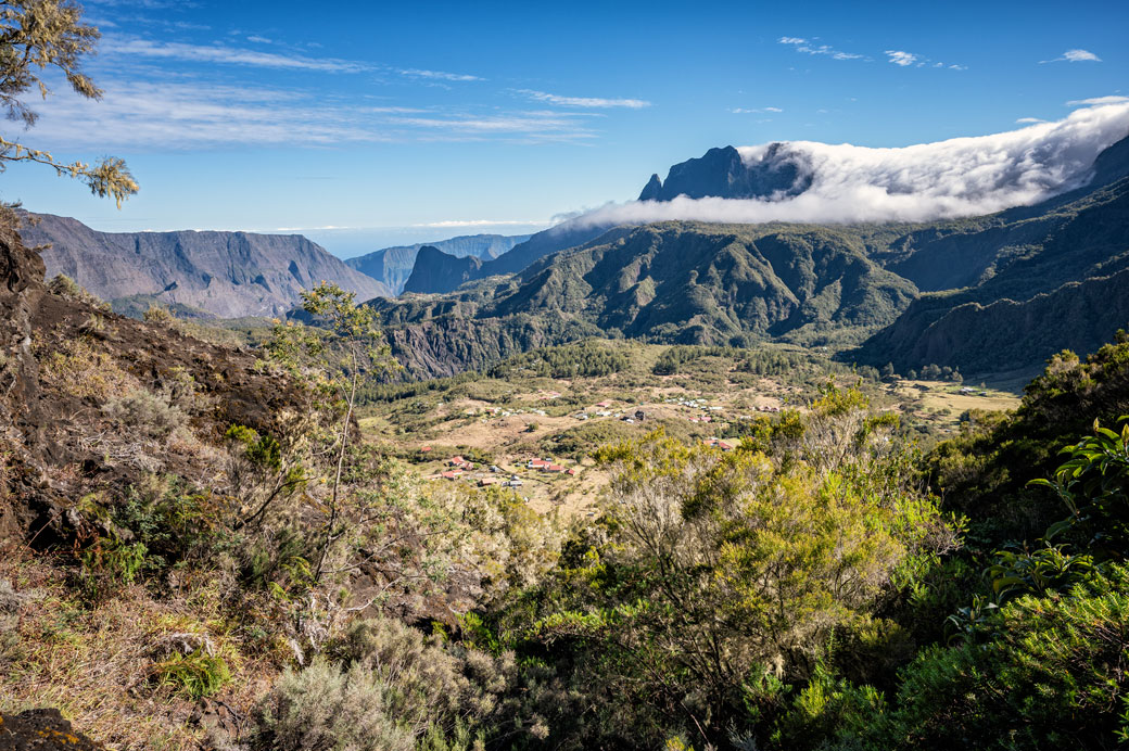 Marla dans le cirque de Mafate en montant le col du Taïbit