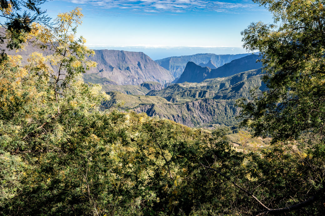 Vue sur le cirque de Mafate en montant le col du Taïbit