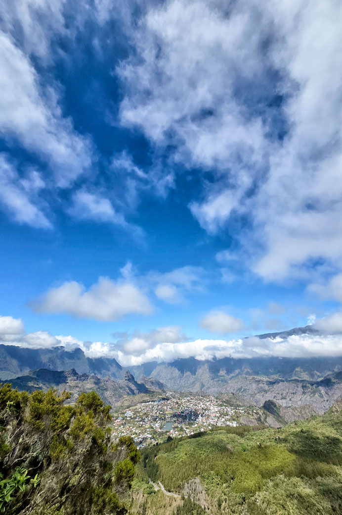 Ciel bleu et nuages au coeur du cirque de Cilaos Ciel bleu et nuages au coeur du cirque de Cilaos