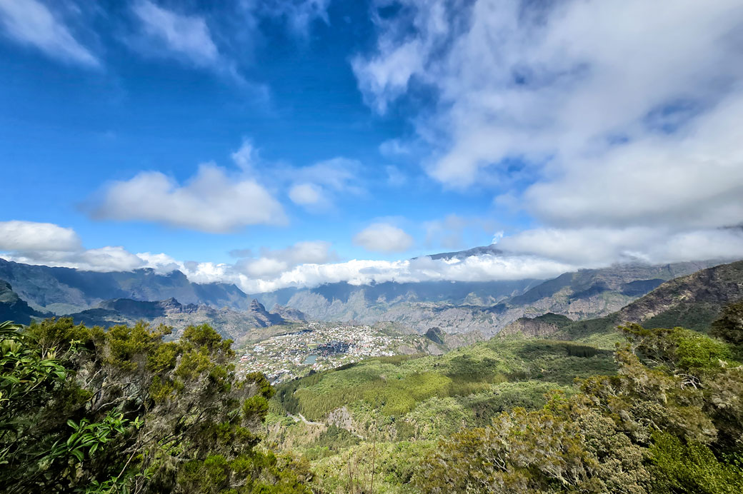 Ciel bleu et nuages au-dessus du cirque de Cilaos