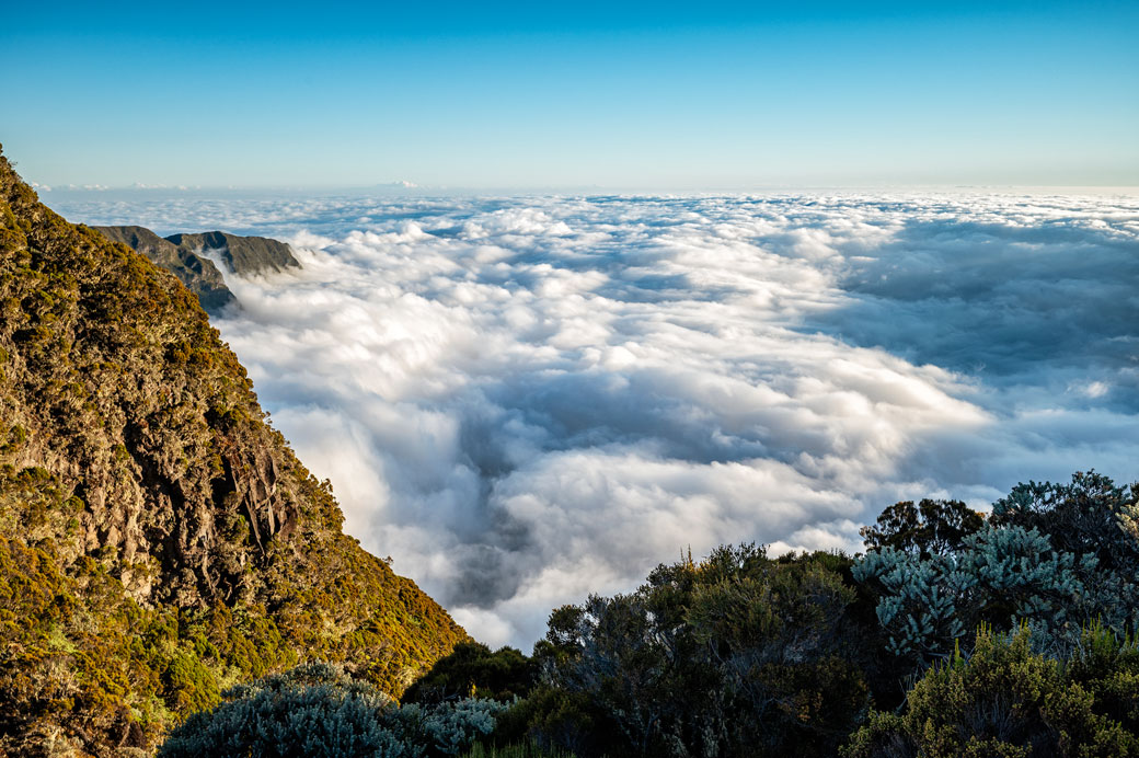Mer de nuages infinie depuis le massif du Piton des Neiges Mer de nuages infinie depuis le massif du Piton des Neiges