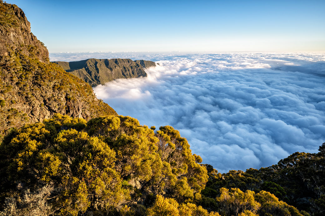 Mer de nuages au sommet du Bloc près de la Caverne Dufour Mer de nuages au sommet du Bloc près de la Caverne Dufour