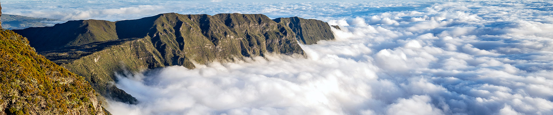 Top image mer de nuages depuis le sommet du Bloc à la Réunion