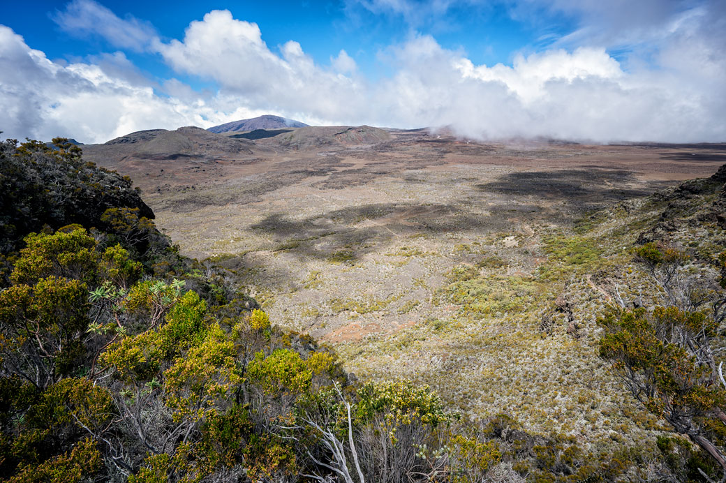 Au-dessus de la Plaine des Sables du Piton de la Fournaise Au-dessus de la Plaine des Sables du Piton de la Fournaise