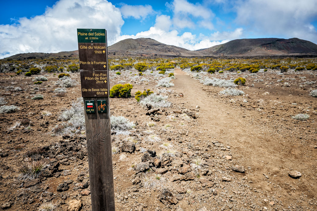 Sentier du GR R2 sur la Plaine des Sables Sentier du GR R2 sur la Plaine des Sables