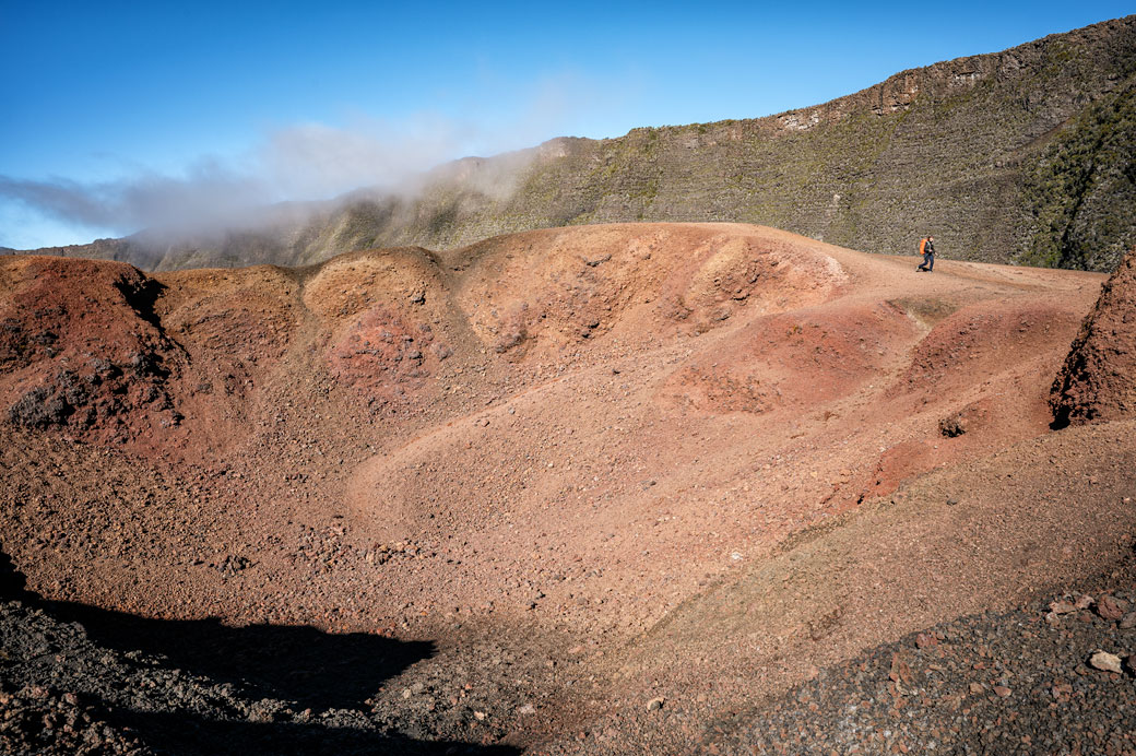 Randonneur sur le Formica Leo du Piton de la Fournaise