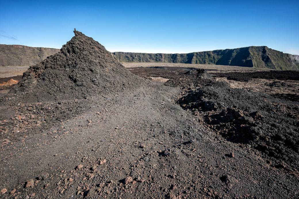 Terre de cendres et de lave au sein de l'Enclos Fouqué