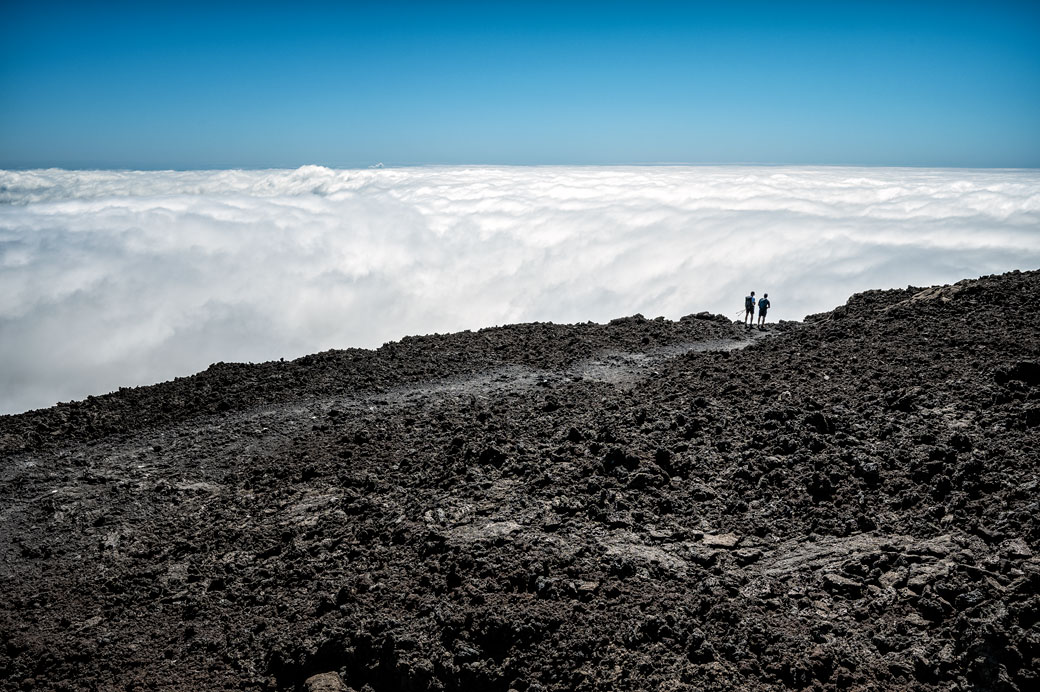 Randonneurs face à la mer de nuages sur le Piton de la Fournaise