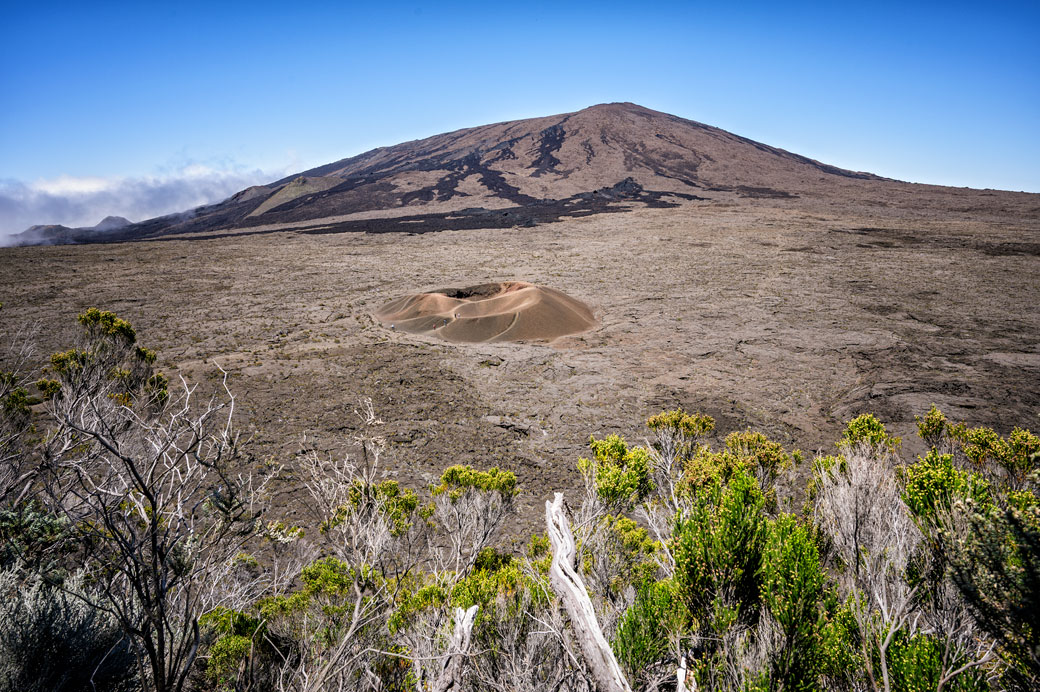 Le cône volcanique de Formica Leo et le Piton de la Fournaise
