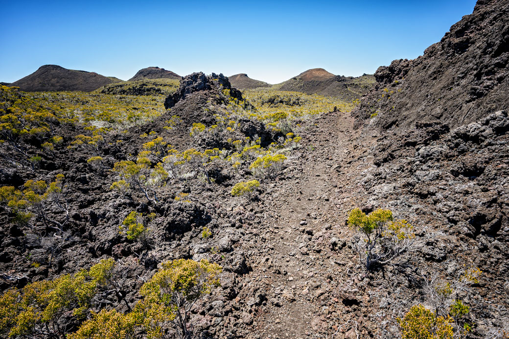 Sentier du GR R2 à travers les puys Ramond
