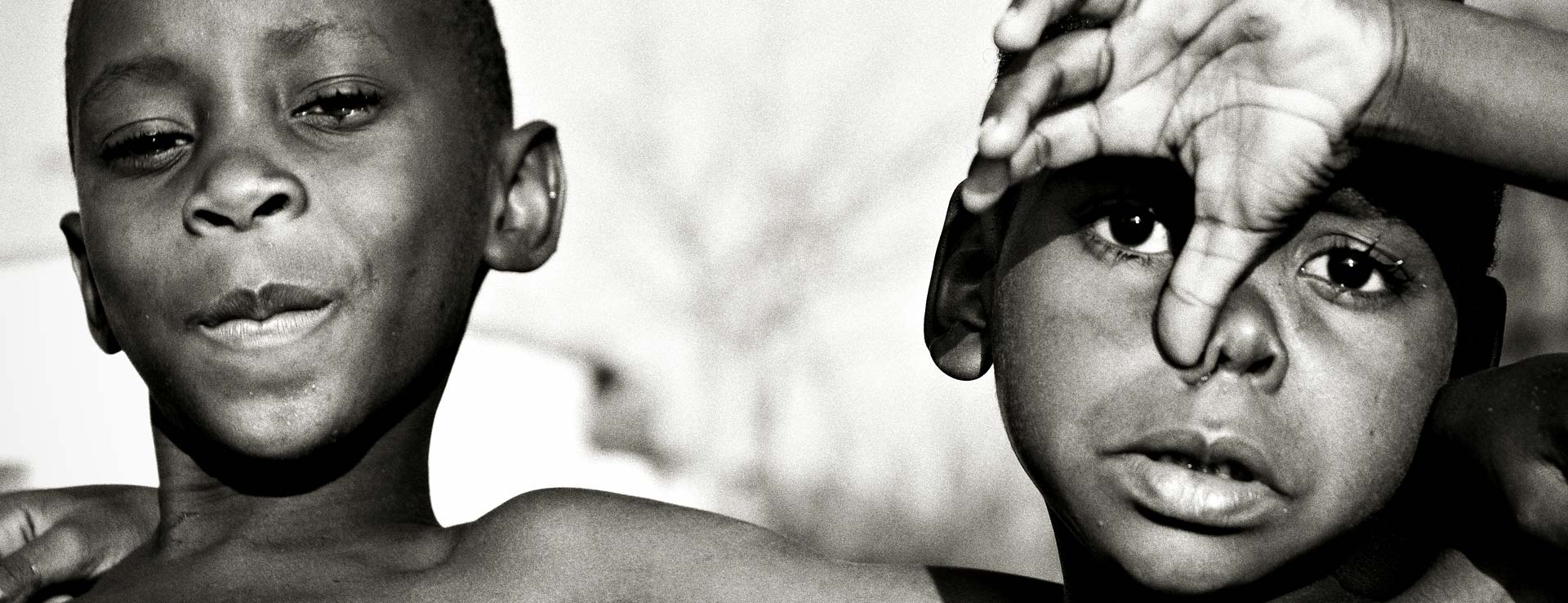 Portrait en noir et blanc de deux enfants à Cape Maclear, Malawi