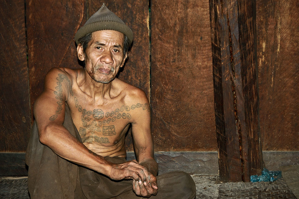 Homme tatoué de la tribu Loi dans le village de Wun Nyat, Birmanie