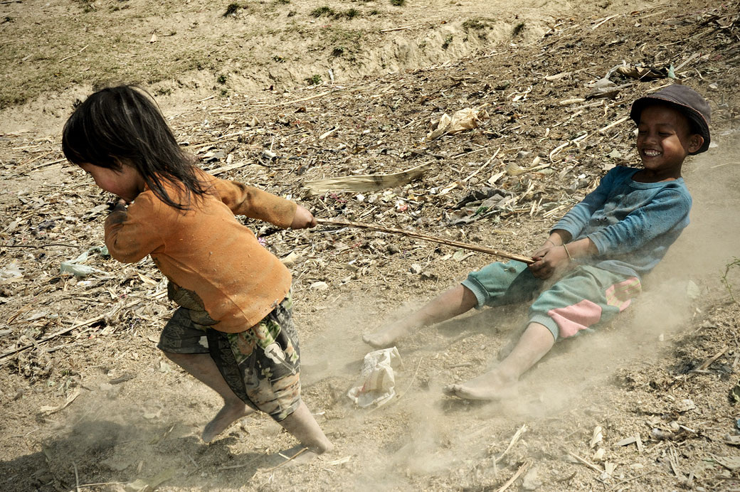 Jeu d'enfants dans la poussière à Wun Nyat, Birmanie