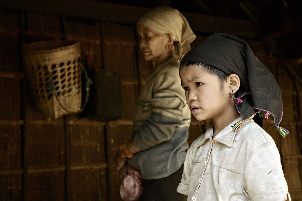 Enfant et grand-mère de la tribu Loi à Wun Nyat, Birmanie