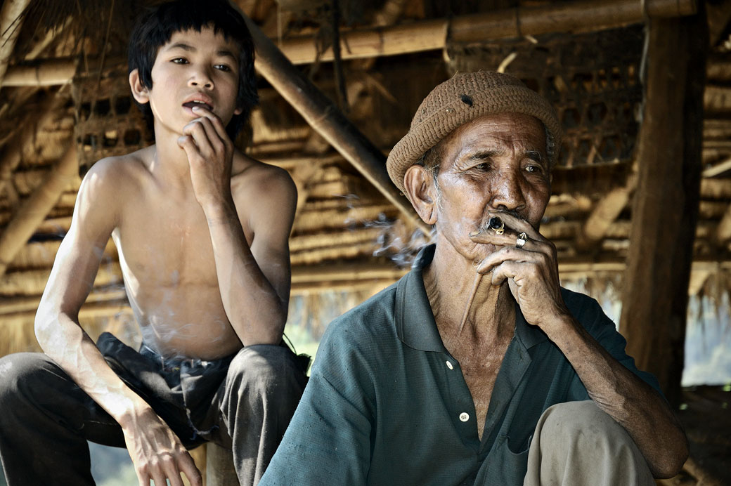 Vieil homme qui fume dans sa maison à Wun Nyat, Birmanie