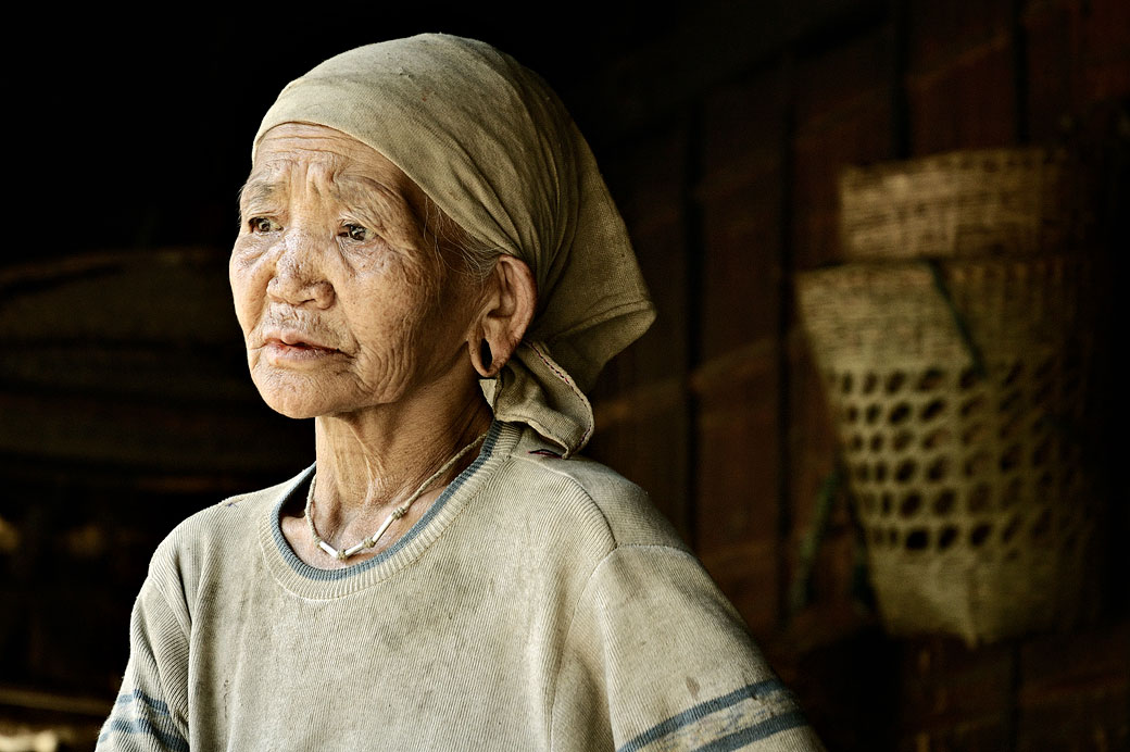 Grand-mère de la tribu Loi à Wun Nyat, Birmanie