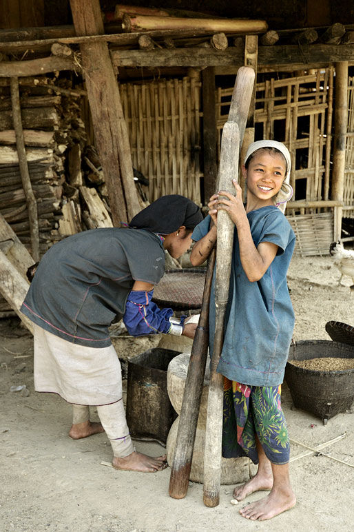 Fillettes Loi qui battent les graines de la récolte, Birmanie