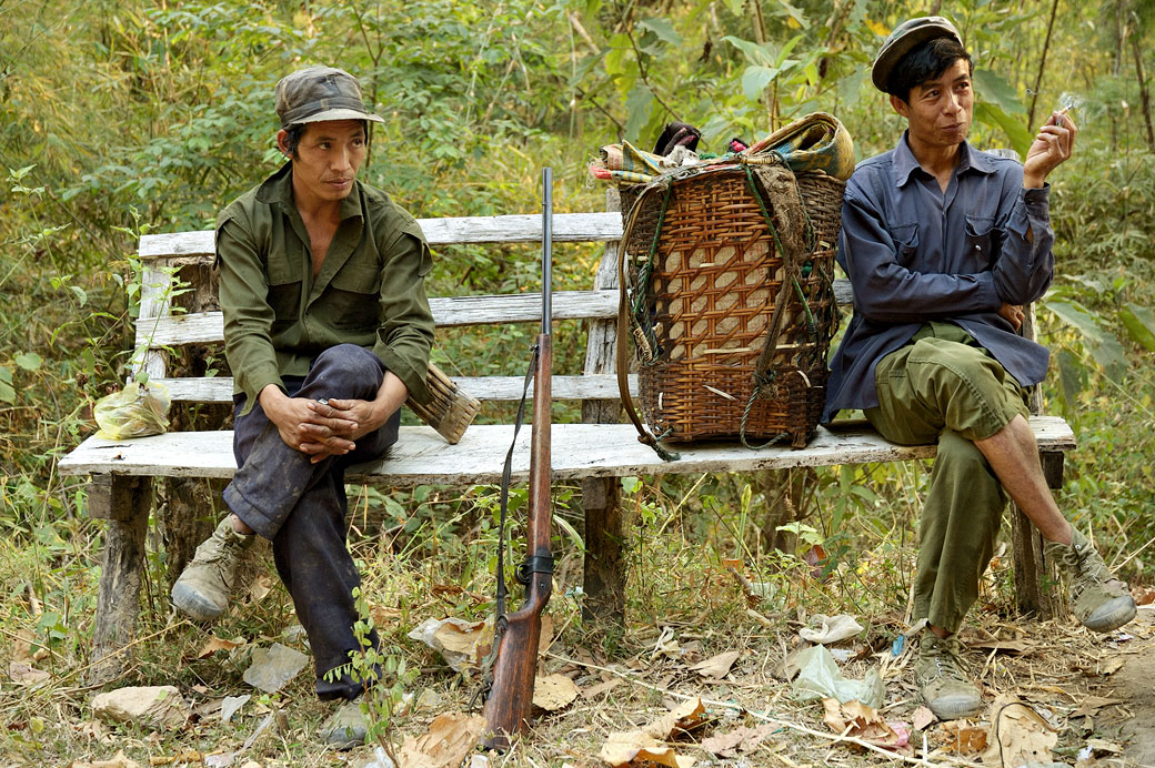 Repos des chasseurs dans une forêt de l'état Shan, Birmanie