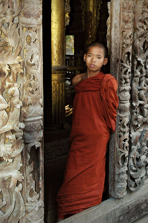 Novice au monastère Shwenandaw à Mandalay, Birmanie