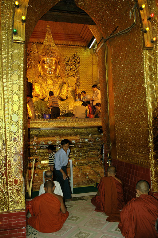 Moines accroupis devant le bouddha Mahamuni, Birmanie