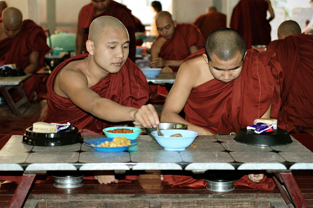 Repas des moines au monastère Maha Ganayon, Birmanie