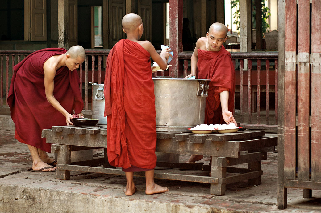 Préparation du repas des moines au monastère Maha Ganayon, Birmanie