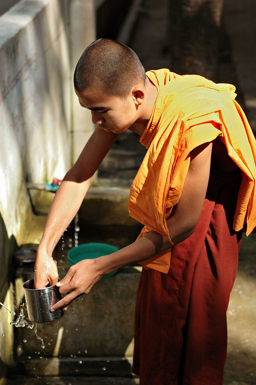 Moine qui fait la vaisselle au monastère Maha Ganayon, Birmanie