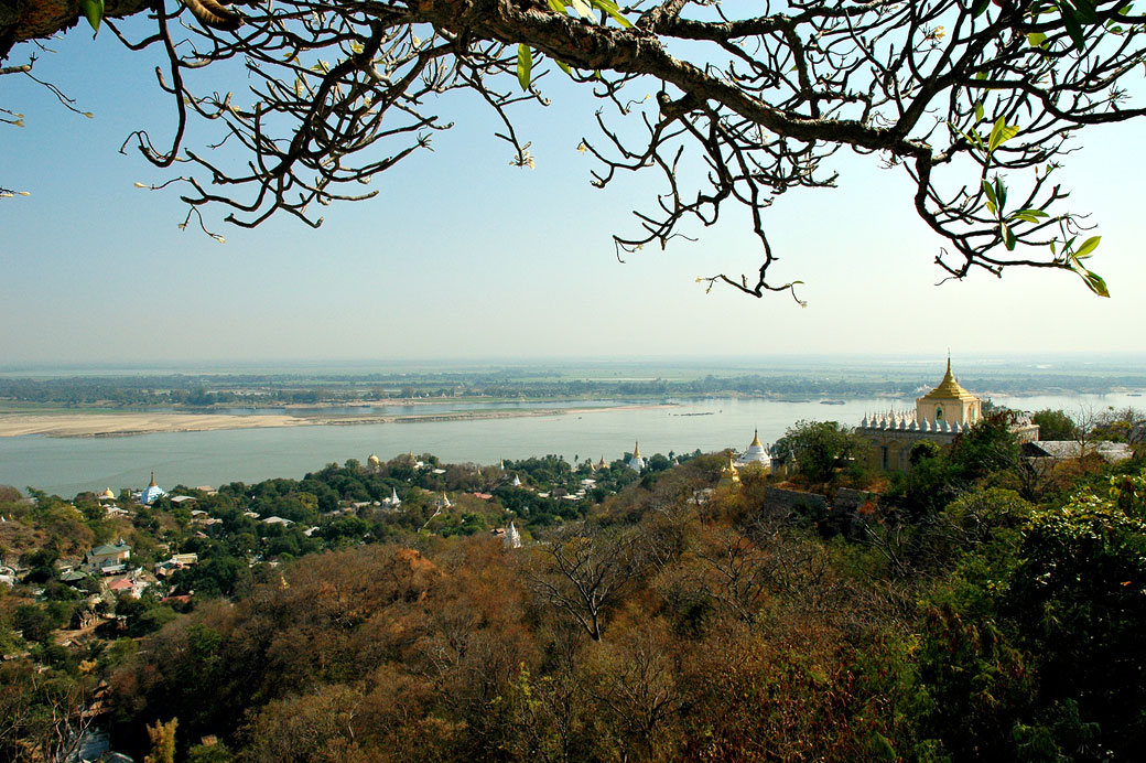 Vue sur le fleuve Irrawaddy depuis la colline de Sagaing, Birmanie