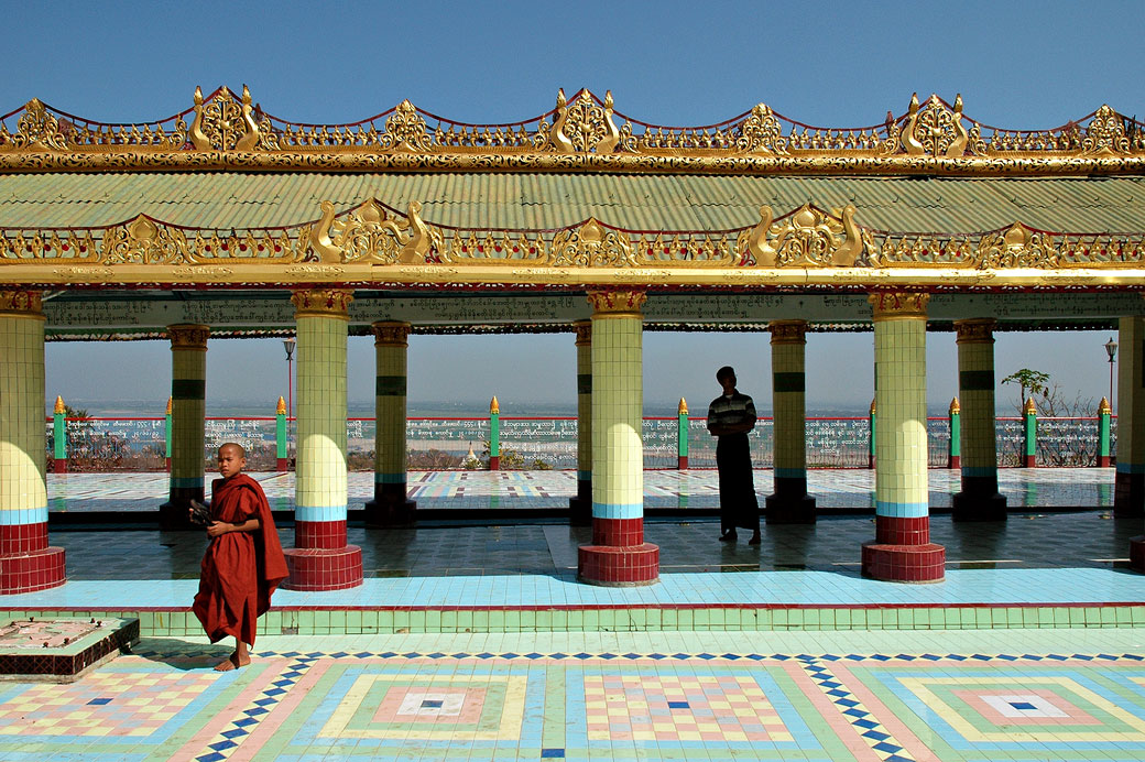 Novice à la pagode Sun U Ponnya Shin à Sagaing, Birmanie