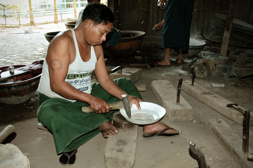 Artisan argentier dans son atelier à Sagaing, Birmanie