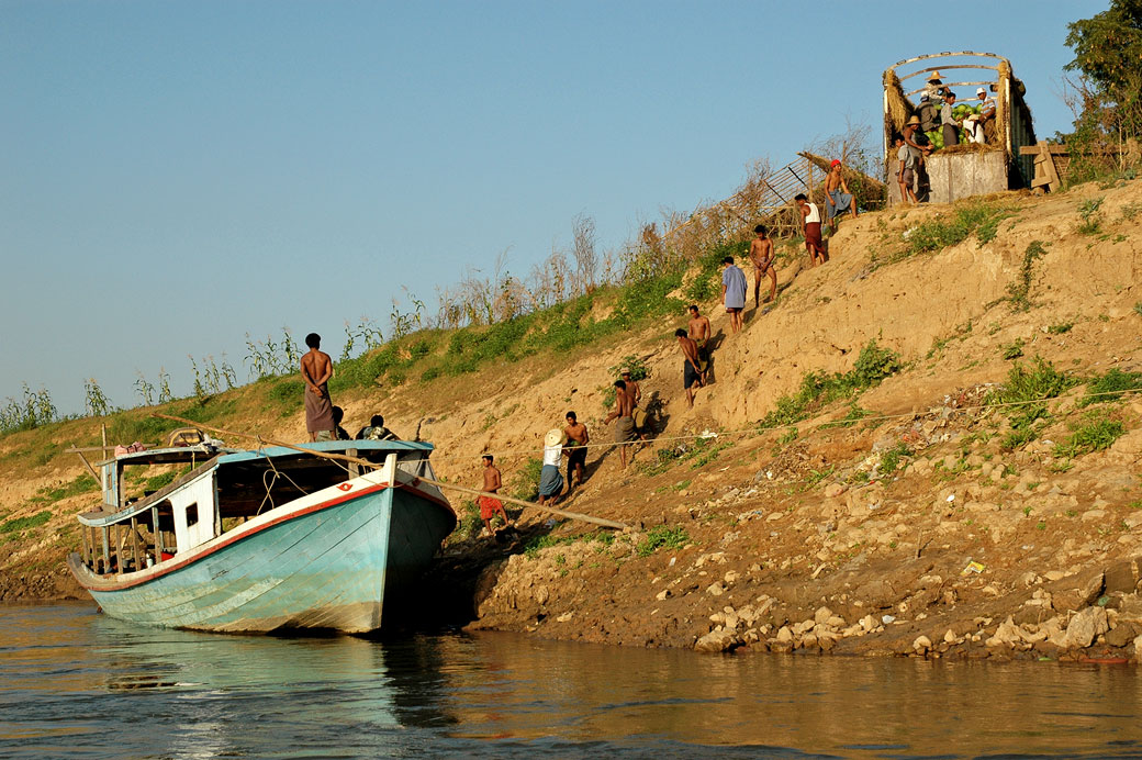 Déchargement manuel d'un bateau, Birmanie