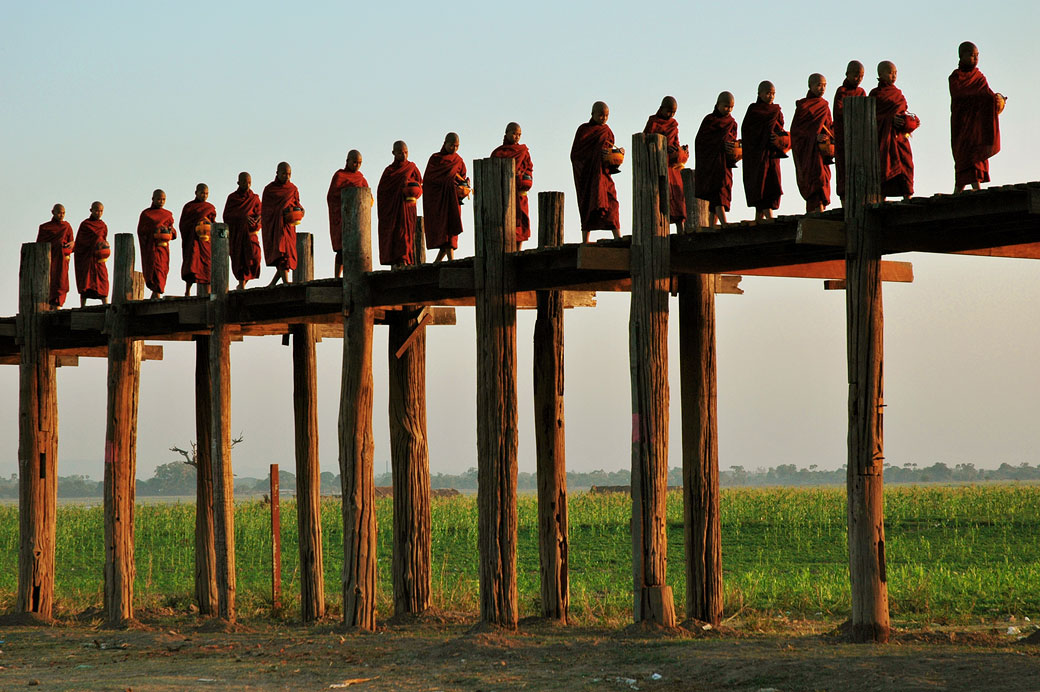 Défilé de moines sur le pont U Bein à Amarapura, Birmanie