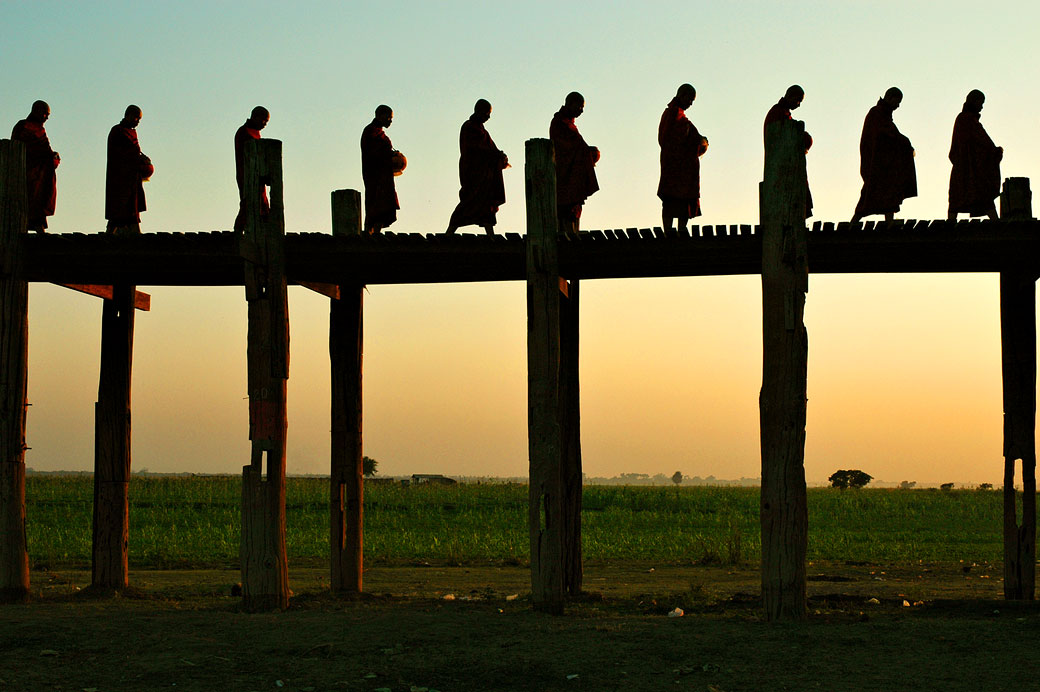 Silhouettes de moines sur le pont U Bein à Amarapura, Birmanie