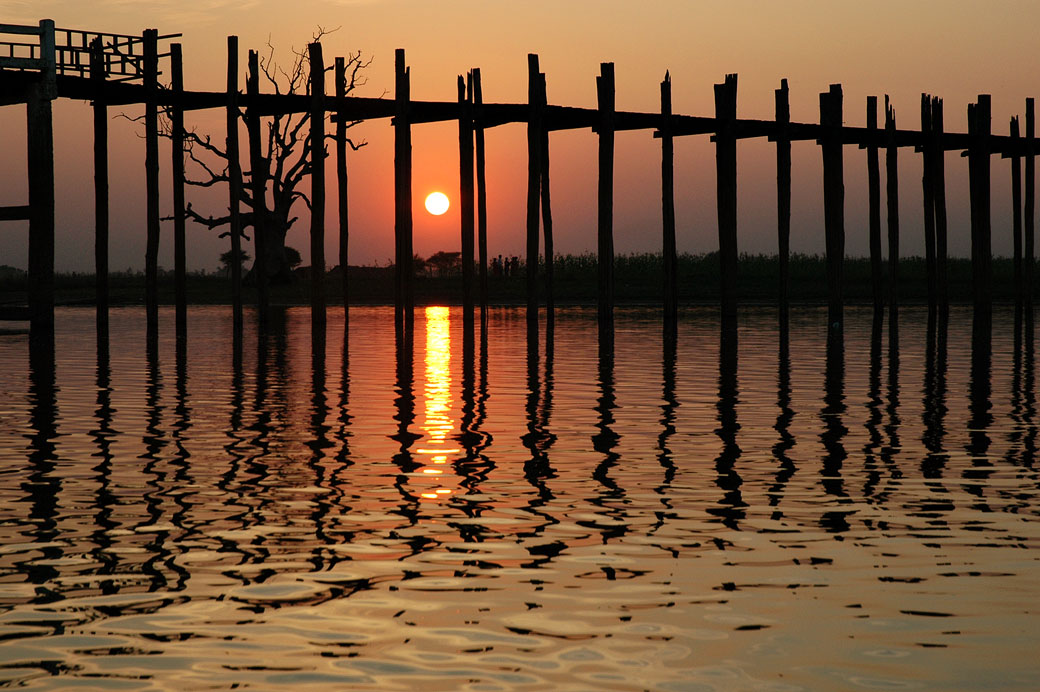 Pont U Bein au coucher du soleil à Amarapura, Birmanie