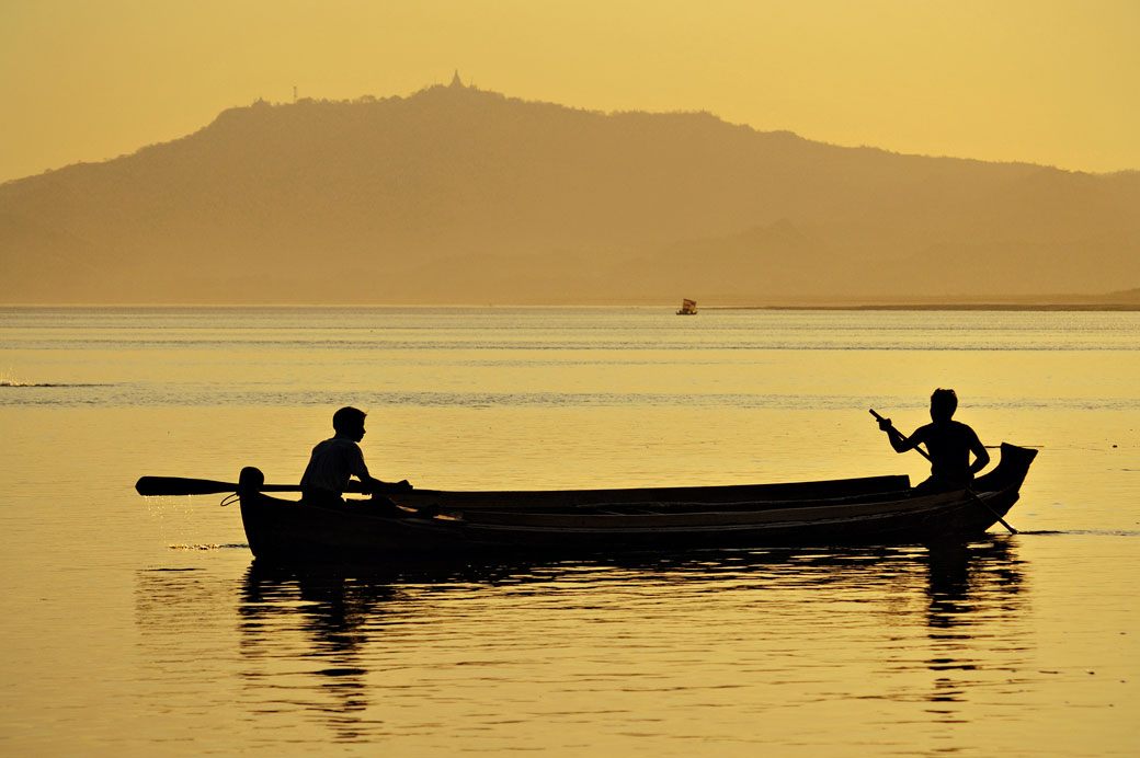 Deux personnes dans une barque sur le fleuve Irrawaddy à Bagan, Birmanie