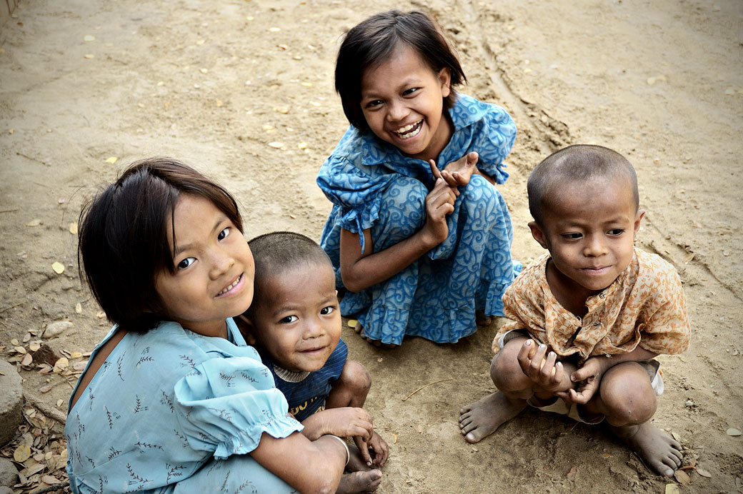 Groupe d'enfants souriants à Bagan, Birmanie