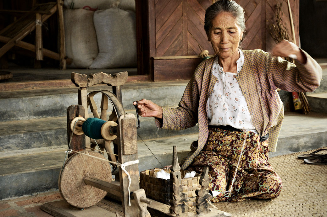 Femme âgée avec son rouet, Birmanie